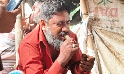 মো. আনোয়ার হোসেন (৪০) মাছ খাচ্ছেন। ছবি- রূপালী বাংলাদেশ