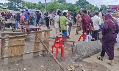 বাগেরহাট জেলার চারটি সংসদীয় আসন পূর্ণবহালের দাবিতে সর্বদলীয় সম্মিলিত কমিটির ডাকে হরতাল ও সড়ক অবরোধ কর্মসূচি পালিত হচ্ছে। ছবি- রূপালী বাংলাদেশ