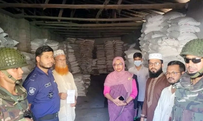 আদমদীঘিতে পাচারের সময় এক হাজার ৭০ বস্তা সার জব্দ