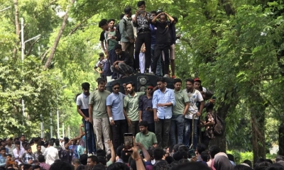 বাকৃবি শিক্ষার্থীদের রেলপথ অবরোধ, ট্রেন চলাচল বন্ধ