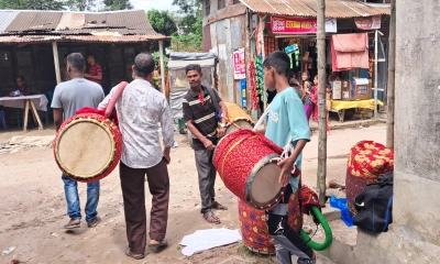 কটিয়াদী ঢাকের হাট: পাঁচশো বছরের ঐতিহ্যে বাজে তাক দুম তাক দুম