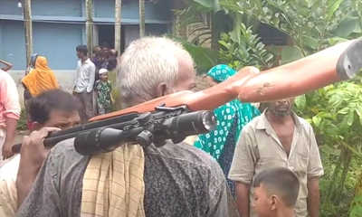 বন্দুক ও শিকারি। ছবি- রূপালী বাংলাদেশ