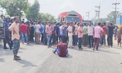 বকেয়া বেতনসহ ১০ দাবিতে শ্রমিকদের মহাসড়ক অবরোধ