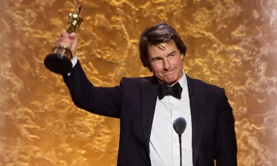 অস্কার হাতে হলিউড সুপারস্টার টম ক্রুজ। ছবি - সংগৃহীত