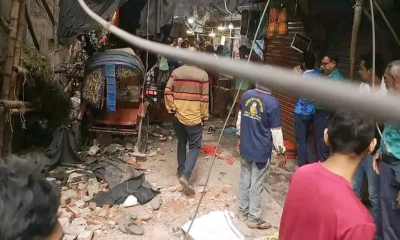 ভূমিকম্পে রেলিং ধসে বংশালে বাবা-ছেলের মৃত্যু