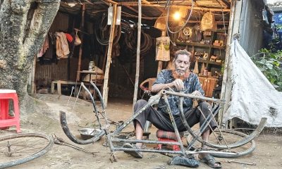 ৫৩ বছর ধরে সাইকেল মেকার পেশায় কাশেম
