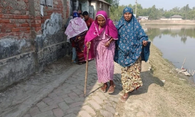 ‘পুতের বউয়ের ঘাঁড়ে ভর দিয়ে রাজা ভোট দেলাম‍‍’