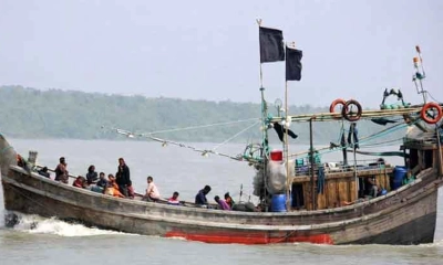 বঙ্গোপসাগরে ৩ ট্রলারে জলদস্যুদের হামলা, গুলিবিদ্ধ মাঝিসহ আহত ১২