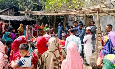 বাজারে নিজের পেটে ছুরি চালালেন যুবক, অতঃপর...