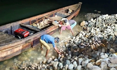 প্রশাসনের আলটিমেটামে ফিরছে লুট হওয়া সাদাপাথর