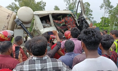 দুর্ঘটনাস্থলে উদ্ধার কাজে ফায়ার সার্ভিসের কর্মীরা এবং স্থনীয় জনতার ভীড় করছেন। ছবি- রূপালী বাংলাদেশ
