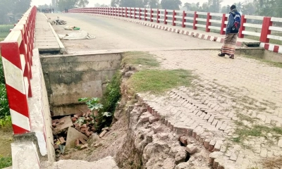 নির্মাণের ৬ মাস না যেতেই সেতুর সংযোগ সড়কে ধস