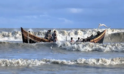 উত্তাল সাগরে ৬ ঘণ্টা বয়া আঁকড়ে ধরে বেঁচে ফিরলেন ৫ জেলে