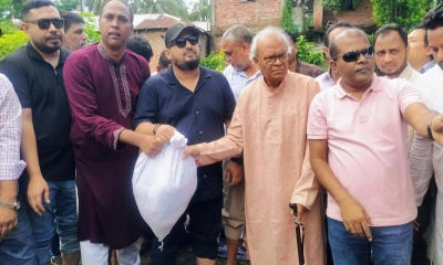 চট্টগ্রামের বন্যাদুর্গত ১,৫০০ পরিবারের পাশে রিজভী ও মীর হেলাল