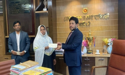 নরসিংদীতে সড়ক দুর্ঘটনায় নিহতদের পরিবারকে বিআরটিএর চেক প্রদান