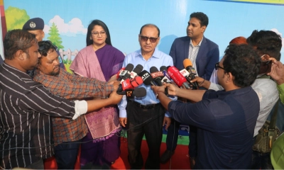 সাংবাদিকদের সাথে কথা বলেন প্রাথমিক ও গণশিক্ষা মন্ত্রণালয়ের উপদেষ্টা অধ্যাপক ডা. বিধান রঞ্জন রায় পোদ্দার।      ছবি- রূপালী বাংলাদেশ