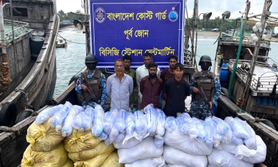সেন্টমার্টিনের পশ্চিম সমুদ্র এলাকায় অবৈধ কারেন্ট জালসহ ৬ চোরাচালানকারী আটক