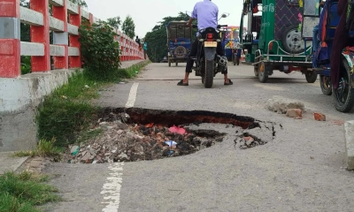 উদ্বোধনের তিন বছরেই ধসে পড়ল ৫ কোটি টাকার সেতুর একাংশ
