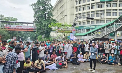 শাহবাগ অবরোধকারীদের ছত্রভঙ্গ করল পুলিশ