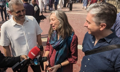 ভাষাশহীদদের প্রতি শ্রদ্ধা জানাতে শহীদ মিনারে ভিনদেশিরা