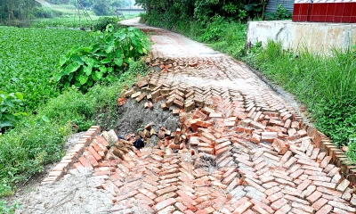 মাস না যেতেই ধসে গেছে রাস্তা