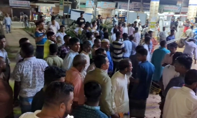 তেলের জন্য ফিলিং স্টেশনে কৃষকদের বিক্ষোভ
