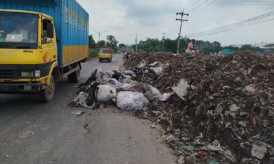 ময়লার দখলে ঢাকা-ময়মনসিংহ মহাসড়ক, চার লেন নেমেছে এক লেনে