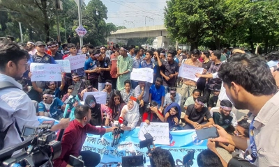 শিক্ষা ভবনের সামনে ৭ কলেজ শিক্ষার্থীরা, সড়কে পুলিশের ব্যারিকেড
