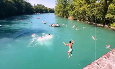 যে দেশের মানুষ অফিস শেষে নদীতে ভেসে বাড়ি ফেরে