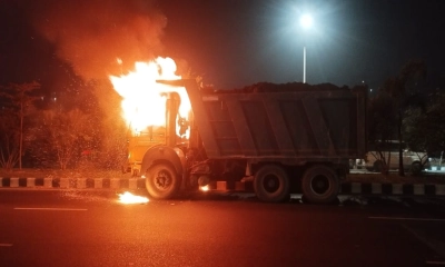 ঢাকার ৩০০ ফিটে ট্রাকে আগুন