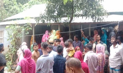 বিদ্যুৎস্পৃষ্টে নিহত বৃদ্ধাকে দেখতে এলাকাবাসীর ভিড়। ছবি- রূপালী বাংলাদেশ