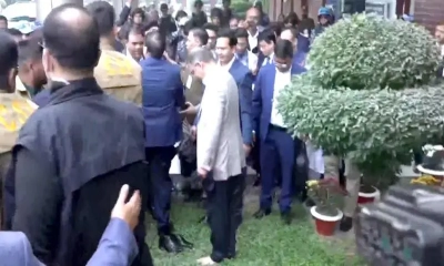খালি পায়ে দেশের মাটি স্পর্শ করলেন তারেক রহমান