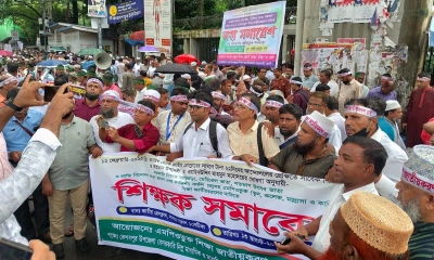 জাতীয় প্রেসক্লাবের সামনে মহাসমাবেশে শিক্ষকরা। ছবি- রূপালী বাংলাদেশ