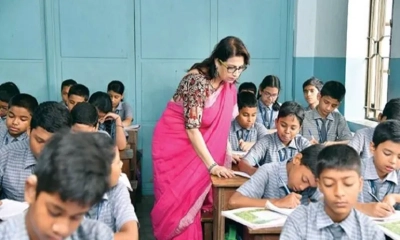শিক্ষাপ্রতিষ্ঠানের ক্লাসরুমে শিক্ষিকা। ছবি- সংগৃহীত শিক্ষাপ্রতিষ্ঠানের ক্লাসরুমে শিক্ষিকা। ছবি- সংগৃহীত