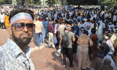 শহিদ মিনারে কয়েক হাজার প্রাথমিক শিক্ষকের অবস্থান