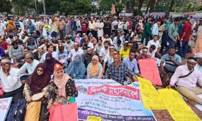 শহীদ মিনারে প্রাথমিক শিক্ষকদের মহাসমাবেশ চলছে