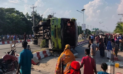 দুর্ঘটনা কবলিত সড়কে উল্টে পড়ে থাকা বাসটি ঘিরে স্থানীয়দের ভীড়। ছবি- রূপালী বাংলাদেশ দুর্ঘটনা কবলিত সড়কে উল্টে পড়ে থাকা বাসটি ঘিরে স্থানীয়দের ভীড়। ছবি- রূপালী বাংলাদেশ
