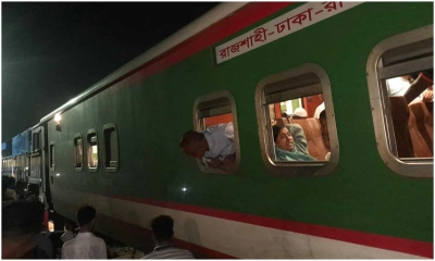 পদ্মা এক্সপ্রেস ট্রেনের লাইনচ্যুত বগি। ছবি- সংগৃহীত