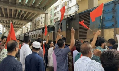 ‘বৃহত্তর সিলেটবাসী’ ব্যানারে ঢাকায় ট্রেন আটকে বিক্ষোভ