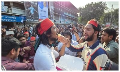 হাসিনার ফাঁসির রায়, টিএসসিতে মিষ্টি বিতরণ