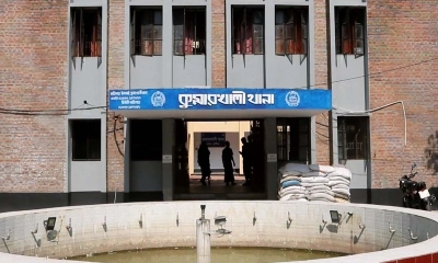 ‘এক ডুবে’ প্রাক্তন স্বামীর বাসায় কিশোরী