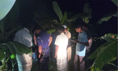 জয়পুরহাটের আক্কেলপুরে বস্তায় ভরে এক ব্যক্তিকে কলাবাগানে এনে আগুনে পুড়িয়ে হত্যা করা হয়েছে। খবর পেয়ে ঘটনাস্থল পরিদর্শন করে পুলিশ। ছবি- রূপালী বাংলাদেশ