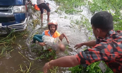 আহত ও নিহতের উদ্ধার করে ফায়ার সার্ভিসের কর্মীরা। ছবি- রূপালী বাংলাদেশ