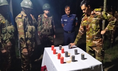 ঝিনাইদহে ১১টি পরিত্যক্ত ককটেল উদ্ধার করে যৌথবাহিনী। ছবি- সংগৃহীত