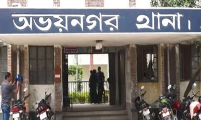 ইনহেলার হাতে মেঝেতে পড়ে ছিল নারীর বিবস্ত্র মরদেহ