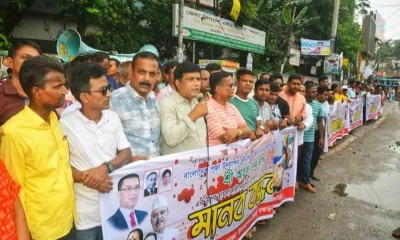 বগুড়া সদর উপজেলা যুবদলের আহ্বায়ক অতুল চন্দ্র দাসের ওপর হামলার প্রতিবাদে মানববন্ধন অনুষ্ঠিত হয়। ছবি- রূপালী বাংলাদেশ