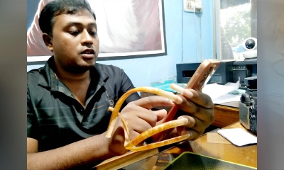 অরুণের হাতের নখ ১৫ ইঞ্চি লম্বা, ৩৩ বছর ধরে কাটেননি