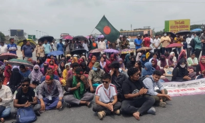 সিরাজগঞ্জের শাহজাদপুরে অবস্থিত রবীন্দ্র বিশ্ববিদ্যালয়ের শিক্ষার্থীরা স্থায়ী ক্যাম্পাস নির্মাণের দাবিতে সড়ক অবরোধ করেন। ছবি- সংগৃহীত 