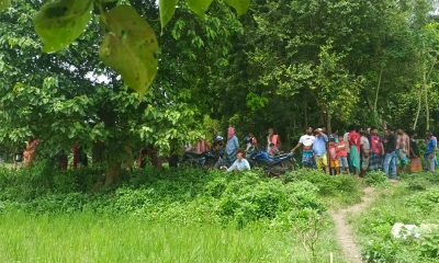 লাশ দেখতে ভিড় জমান উৎসুক জনতা। ছবি- রূপালী বাংলাদেশ