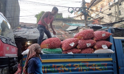 অজুহাতে বাড়ছে পেঁয়াজের দাম